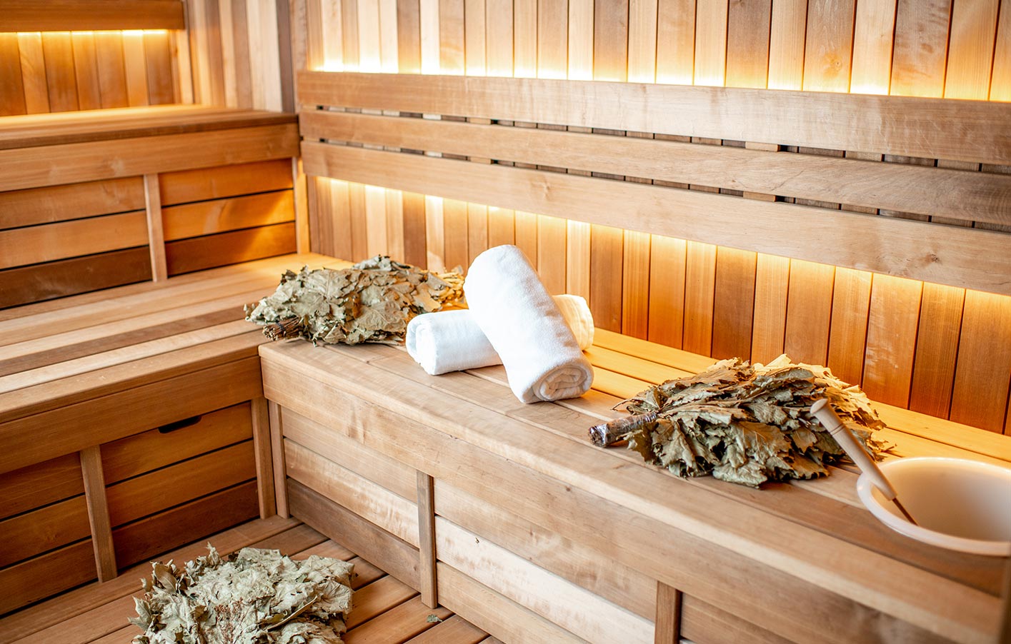 Sauna und Wellness, Dampfsauna und Infrarotkabinen Schöne Dampfsauna mit Zubehör zum Saunieren