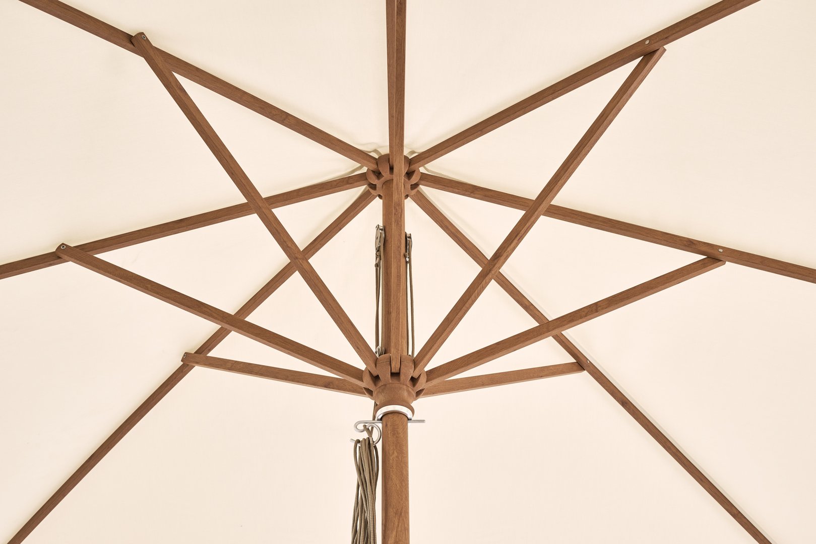 Detailaufnahme eines hochwertigen Sonnenschirms mit stabiler Holzstreben Konstruktion von Glatz