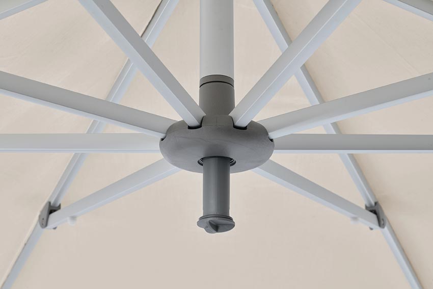 Detailaufnahme der stabilen Strebenkonstruktion eines Ampelschirms für langlebige Nutzung