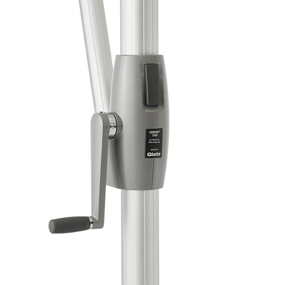 Detailaufnahme der Kurbelmechanik eines Ampelschirms Glatz Sunwing Casa zur komfortablen Bedienung