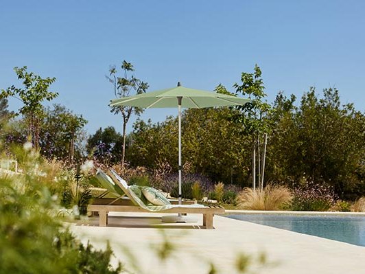 Moderner Garten mit Pool, Liegen und hellem Sonnenschirm Glatz Alu Smart für angenehmen Schatten