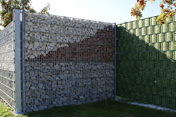 Hadra Zaun Stahl und Steinmauer