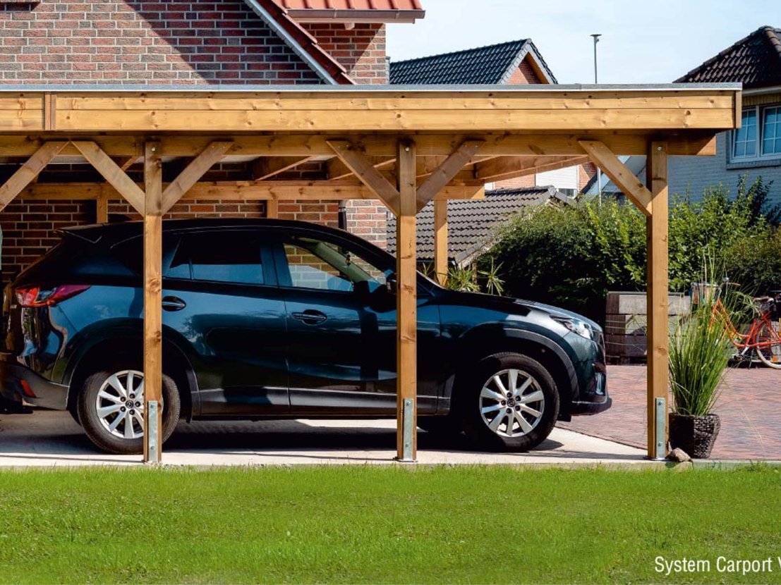 Ansicht Holz Carport mit Auto vor Haus