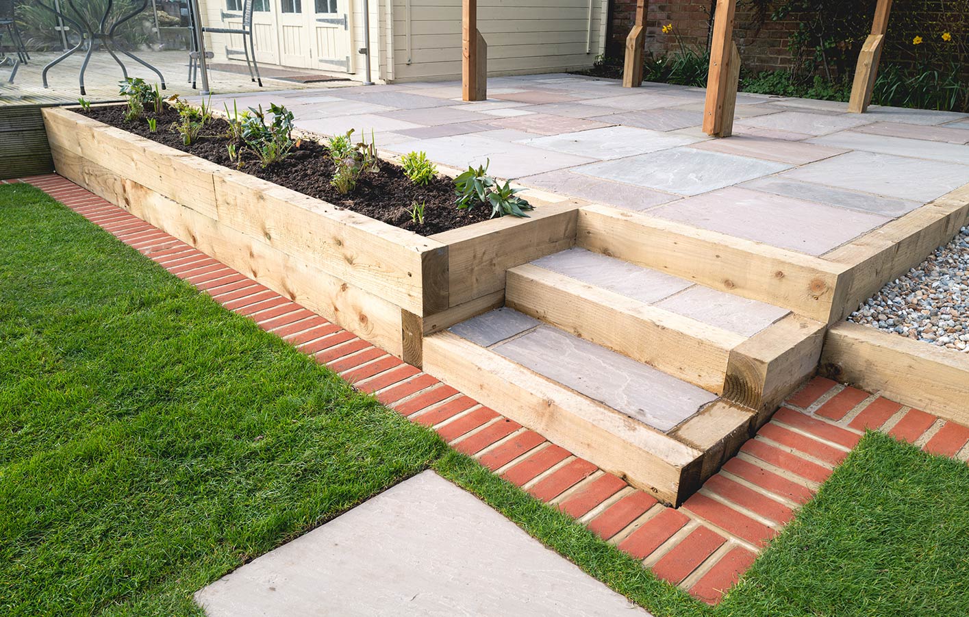 Hochbeet mit Treppe aus Holz  im Garten