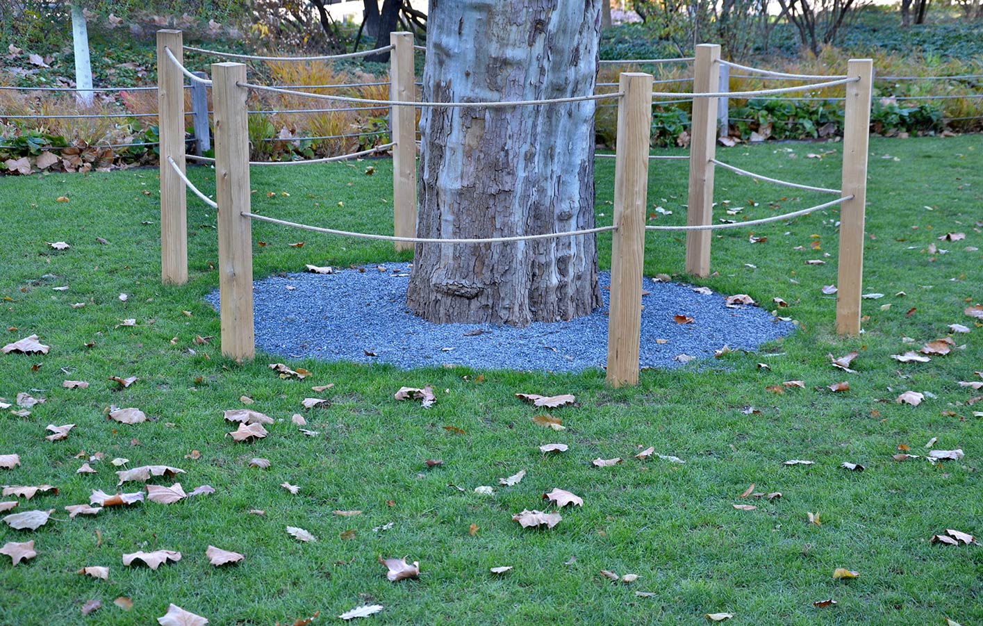 Gartenholz als Baumabgrenzung Baumschutz